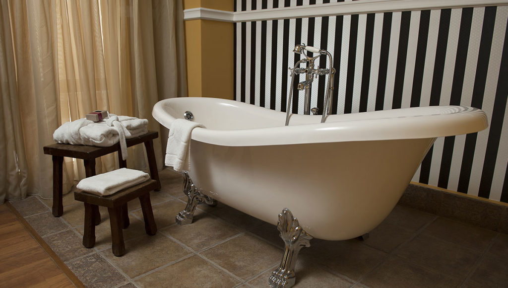 Oborishte 63 hotel vintage bathroom and bathtub